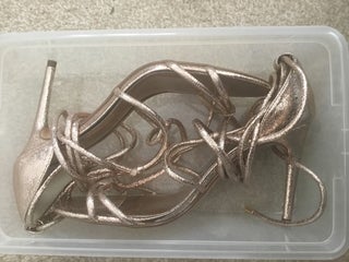 Tied leg shoes