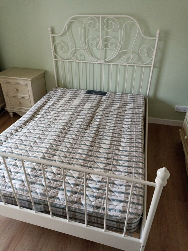 bed, lamps, dressing table